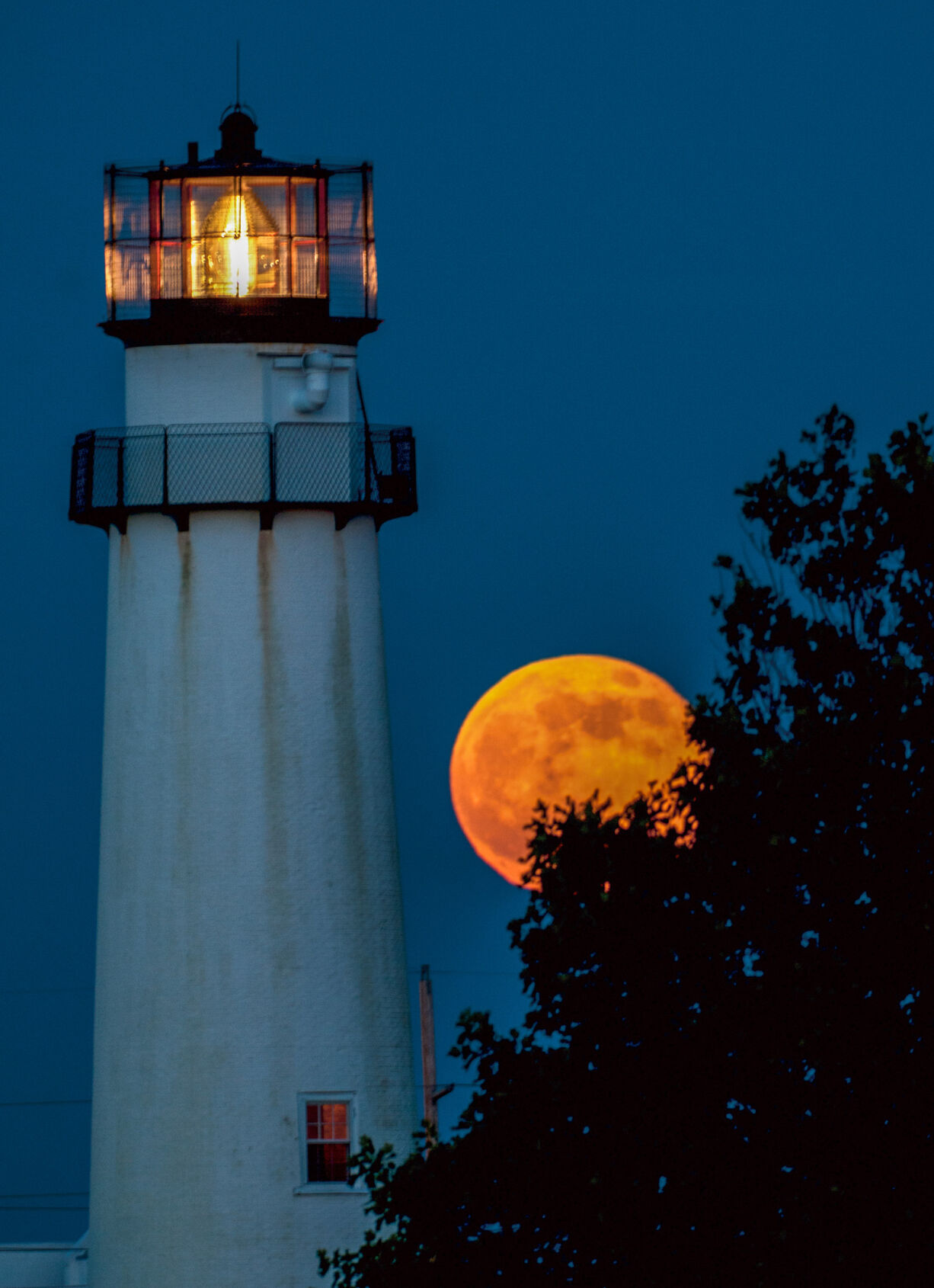 Coastal Point Supermoon.Sunday at fenwick island lighthouse.verticle.CAP.CC.jpg